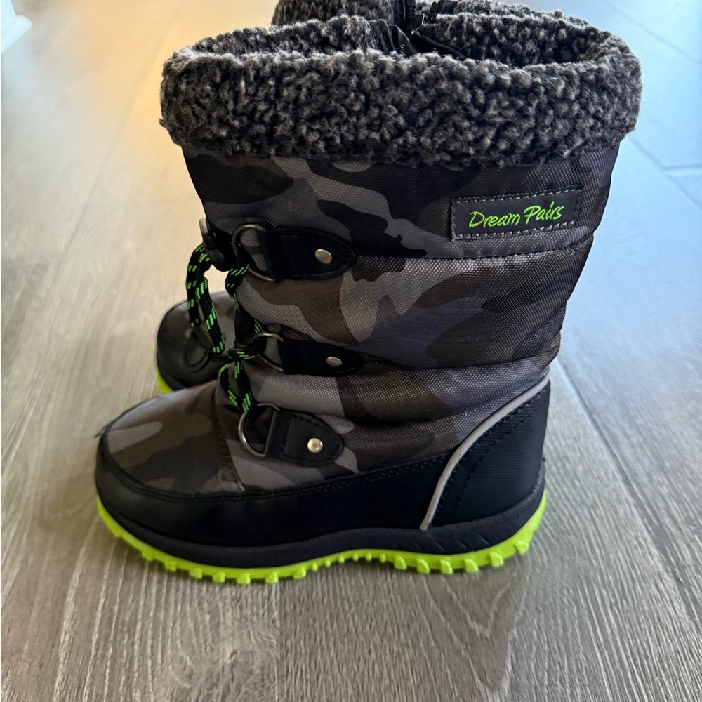 Big Boys snow boots. Brand new never worn size 3.